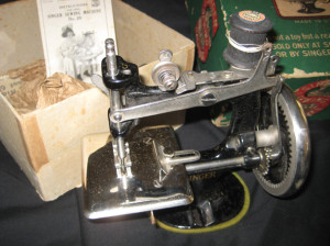 Singer_toy_sewing_machine-web